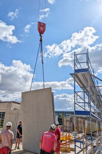 Moderner Büroneubau in Dresden: Massiv trifft Holz