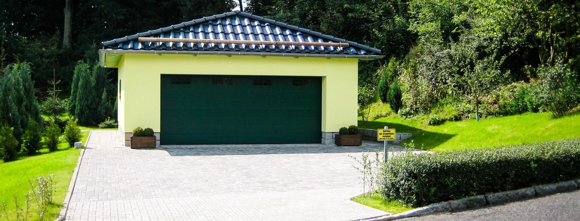 Garage mit Außenanlagen